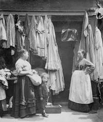 Une boutique de vieux vêtements, Seven Dials, de 